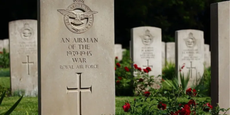 Nằm mơ thấy bia mộ cũ hoặc bị hư hỏng